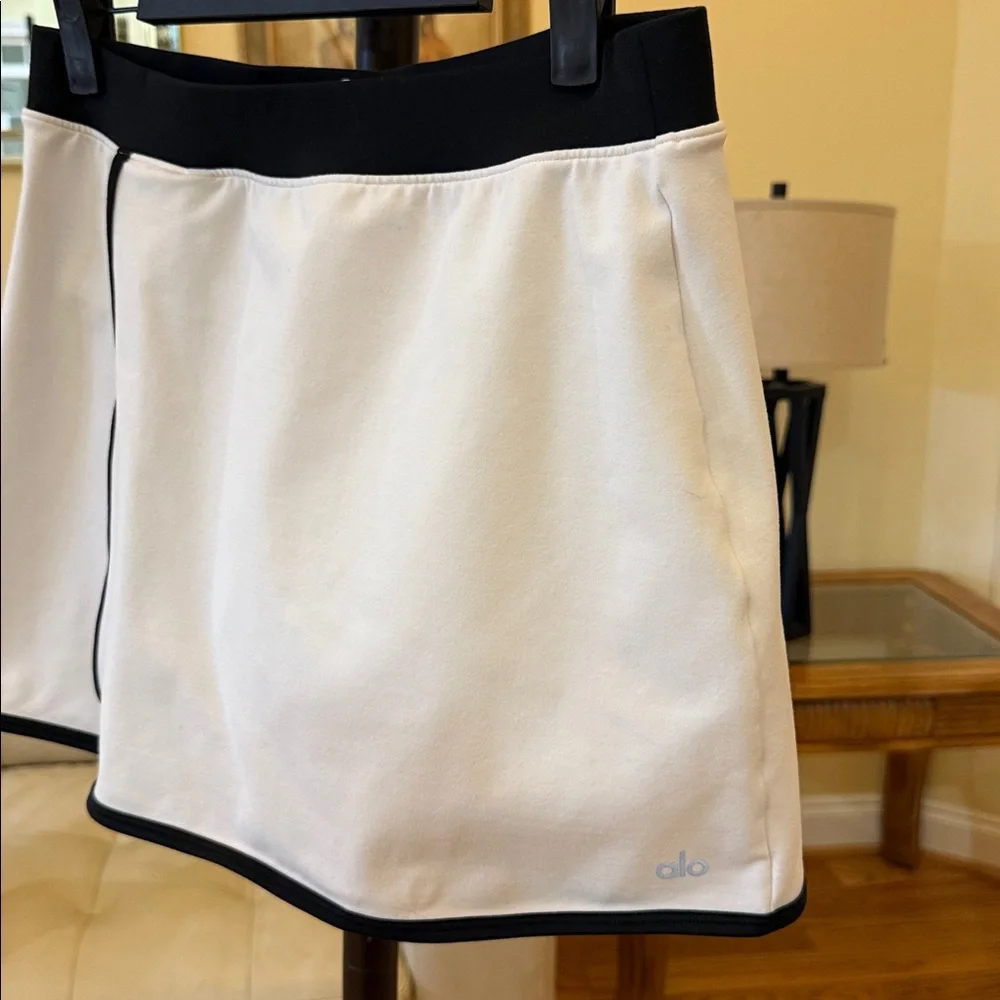 ALO Yoga Cream Skort with Black Trim